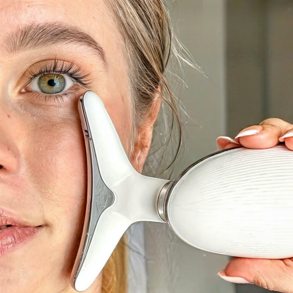 MASAJEADOR FACIAL + SERUM ANTI-OJERAS + SERUM EXTRACTO DE UVA